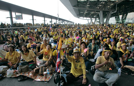 Des manfestants de l'opposition occupent l'aéroport de Suvarnabhumi, à Bangkok, le 26 novembre 2008.(Photo : Reuters)