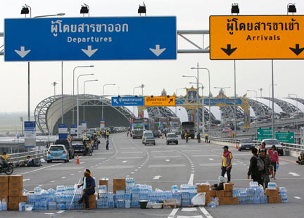 L'aéroport international de Bangkok, occupé par des milliers de manifestants antigouvernementaux, restera fermé au moins toute la journée de mercredi.(Photo : Reuters)
