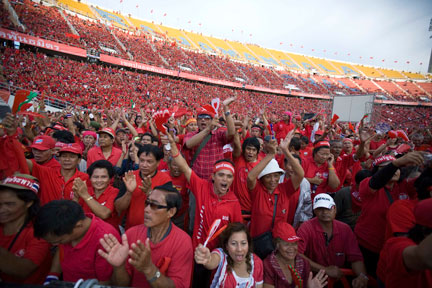 Le stade Rajamangala rouge des tee-shirts de dizaines de milliers de partisans acclamant le discours de l'ancien Premier ministre Thaksin Shinawatra, le 1er novembre 2008.(Photo : Reuters)