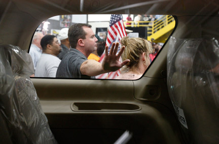 Rassemblement des employés de l'usine General Motors de Arlington, au Texas, pour soutenir le plan d'aide présenté à la Commission des affaires bancaires du Congrès, le 18 novembre 2008.(Photo : J. Rinaldi/Reuters)