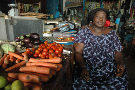 Une vendeuse de légumes du marché Bandim, le grand marché de la capitale.(Photo : Laurent Correau/RFI)