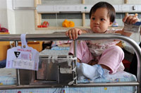 Près de 900 enfants contaminés par le lait frelaté restent hospitalisés.(Photo : AFP)