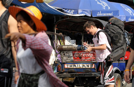 Un touriste à Khao San Road, l'une des rues les plus touristiques de Bangkok.(Photo : Christophe Archambault/AFP)