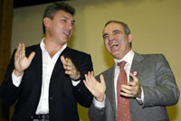 Les leaders de l'opposition russe, Garry Kasparov (g) et Boris Nemtsov (d) le 13 décembre 2008.(Photo : Alexey Sazonov/AFP)