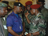 Le capitaine Moussa Dadis Camarra (D),&nbsp;patron de la junte et&nbsp;président autoproclamé&nbsp;de la Guinée.(Photo : L. Correau / RFI)