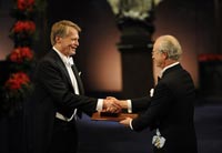 Jean-Marie Le Clézio (g.) reçoit le prix Nobel de littérature, le 10 décembre 2008.© Olivier Morin/ AFP