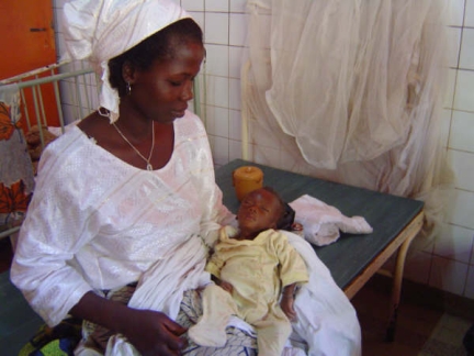 Conséquence de la misère : les enfants malnutris toute l'année arrivent de la région des savanes à l'hôpital. Ce bébé de 5 mois pèse moins de 3 kg !(Photo : C.Frenk / RFI)