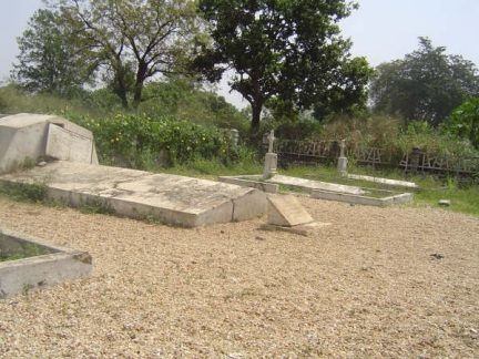 Un Allemand, un Français, un Anglais, et des tirailleurs africains enterrés dans le même cimetière solitaire.(Photo : C.Frenk / RFI)