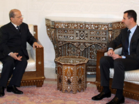 Le président syrien Bashar al-Assad (D) s'entretient avec Michel Aoun (G), leader de l'opposition chrétienne libanaise, à Damas.( Photo : Louai Beshara/AFP )