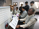 Les fonctionnaires se préparent pour les élections législatives du 29 décembre 2008. (Photo : Reuters)