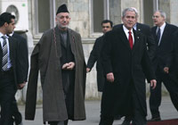 Le président afghan Hamid Karzaï a accueilli le président américain George W. Bush ce 15 décembre 2008.(Photo : Musadeq Sadeq/Reuters)