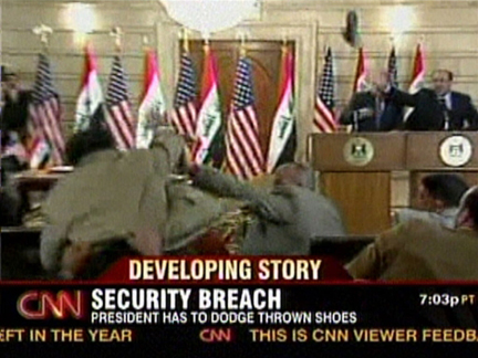 Lors d'une conférence de presse à Bagdad, le 14 décembre 2008, Mountazer al-Zaïdi avait  lancé deux chaussures sur le président George W. Bush. ( Photo : AFP )