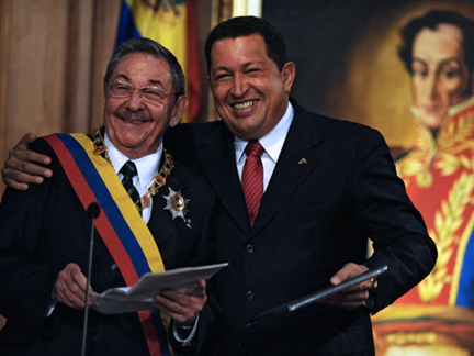 Raul Castro, Hugo Chavez et Simon Bolivar à Caracas, le 13 décembre 2008( Photo : Juan Barreto / AFP )