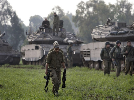 Soldats israéliens prenant position près de la frontière de la bande de Gaza. La perspective d'un assaut terrestre est toujours d'actualité, le ministre de la Défense a obtenu mardi le feu vert à la mobilisation d'un nouveau contingent de 2 500 réservistes. ( Photo : Menahem Kahana/ AFP )