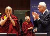 Le Dalaï Lama (g), qui effectue une tournée en Europe, s'est exprimé devant le Parlement européen à Bruxelles, ce jeudi 4 décembre.(Photo : Reuters)