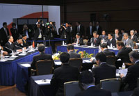 Le Japon, la Chine et la Corée du Sud se sont réunis pour trouver une solution à la crise économique.(Photo : Katsumi Kasahara/Reuters)
