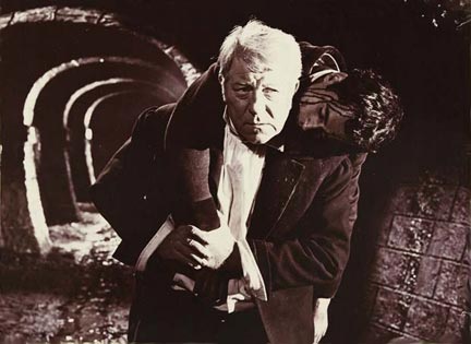 Jean Valjean (Jean Gabin) et Marius (Giani Esposito) dans l'égout. Photographie de Roger Corbeau. Un film de Jean-Paul Le Chanois, <em>Les Misérables</em>, 1957, produit par Pathé.© Maison de Victor Hugo/ Roger-Viollet/ Pathé production