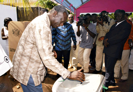 Le président ghanéen, John Kuofor dépose son bulletin dans un bureau de vote d'Accra, le 7 décembre 2008. (Photo : Reuters)