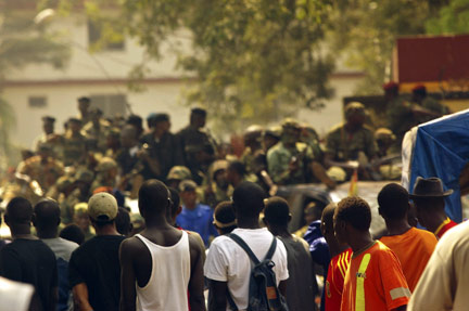 Des soldats guinéens dans les rues de Conakry, le 23 décembre 2008.(Photo : Stringer/Reuters)