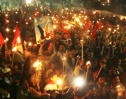 Des milliers de personnes rendent hommage à Benazir Bhutto, à Rawalpindi, dans la nuit du 27 décembre 2008. (Photo : Reuters)
