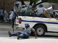 Les policiers zimbabweens tentent de disperser les médecins et infirmiers qui manifestent pour dénoncer leurs conditions de travail, et l'absence de médicaments.( Photo : AFP/ Desmond Kwande )