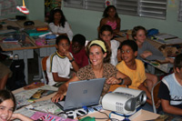 Sonia au milieu des scolaires en Guadeloupe