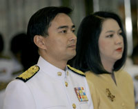 Le Premier ministre thailandais, Abhisit Vejjajiva, et son épouse le 17 décembre 2008.(Photo : Apichart Weerawong/Reuters)