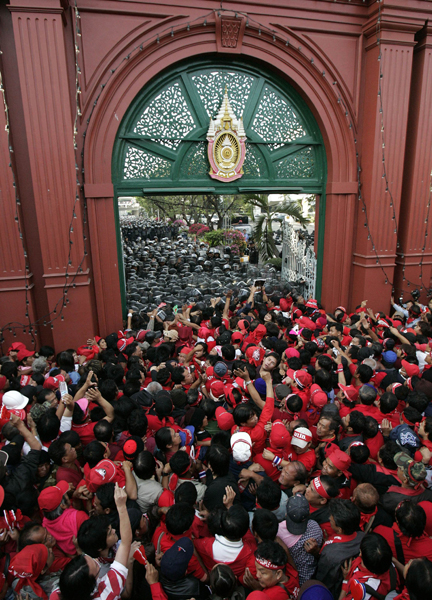 Bangkok : les «chemises rouges», partisans de l'ancien Premier ministre Thaksin Shinawatra bloquent toujours le Parlement, empêchant le nouveau Premier ministre Abhisit Vejjajiva d'y prononcer son discours de politique générale.(Photo : Reuters)