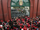 Bangkok : les «chemises rouges», partisans de l'ancien Premier ministre Thaksin Shinawatra bloquent toujours le Parlement, empêchant le nouveau Premier ministre Abhisit Vejjajiva d'y prononcer son discours de politique générale.(Photo : Reuters)
