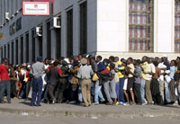 Les Zimbabwéens minés par la crise économique se précipitent vers les banques.(Photo : Emmanuel Chitate/Reuters)