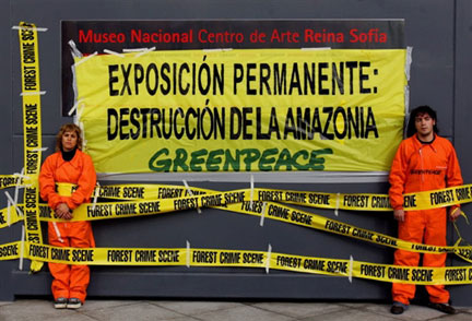 Des militants de l'association Greenpeace manifestent contre l'utilisation du bois de la forêt amazonienne à Madrid, le 20 octobre 2005.( Photo : AFP )