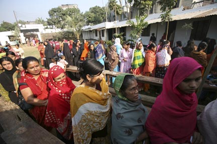 Des femmes s'apprêtent à voter à Dacca, le 29 décembre 2008.(Photo : Reuters)