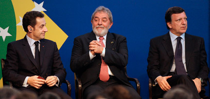 Le chef d'état français et président en exercice de l'Union européenne, Nicolas Sarkozy (g), le président brésilien, Luiz Inacio Lula da Silva (c) et le président de la Commission européenne, José Manuel Barroso (d) lors du sommet Brésil-UE, à Rio de Janeiro, le 22 décembre 2008.(Photo : Reuters)