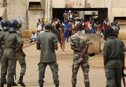 Dans la prison principale d'Abidjan, en Côte-d'Ivoire, la police fait face aux mutins, le 13 décembre 2008. (Photo : AFP)