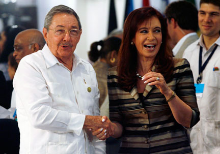 Le président cubain, Raul Castro (g) et la présidente de l'Argentine, Cristina Fernandez de Kirchner, à l'ouverture du sommet des chefs d'Etat d'Amérique latine, à Costa do Sauipe.(Photo : Reuters)