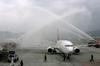 Arrivée depuis Shenzhen du premier groupe de touristes chinois à l’aéroport de Taipei, sous une haie d’honneur formée par les lances des pompiers, le 15 décembre 2008.(Photo : (Reuters)