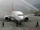 Arrivée depuis Shenzhen du premier groupe de touristes chinois à l’aéroport de Taipei, sous une haie d’honneur formée par les lances des pompiers, le 15 décembre 2008.(Photo : (Reuters)