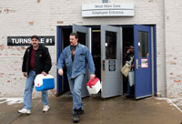Des ouvriers de l'usine Chrysler de Detroit qui se sont retrouvés en chômage technique pour un mois, le 12 décembre 2008.(Photo : Reuters)