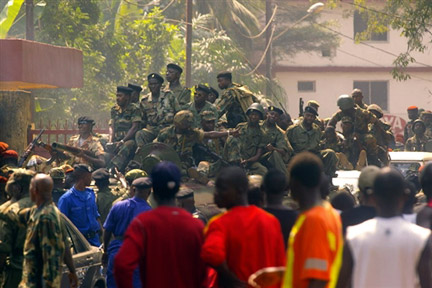 Des soldats guinéens patrouillant dans les rues de Conakry, dans des véhicules blindés, le 23 décembre 2008.(Photo : AFP)