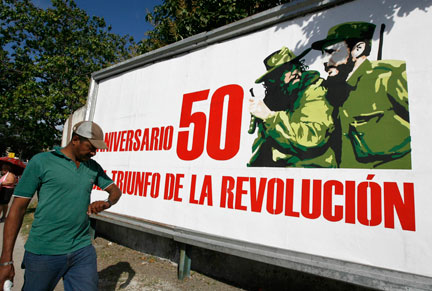 Panneau célébrant le 50e anniversaire de la révolution cubaine, à La Havane, le 29 décembre 2008. (Photo : Reuters)