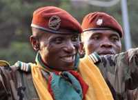 Le capitaine guinéen, Moussa Dadis Camara, leader des putschistes, dans les rues de Conakry, le 24 décembre 2008.(Photo : AFP)