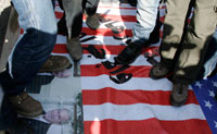 Le drapeau américain piétiné lors d'une manifestation à Amman, le 29 décembre 2008.(Photo : Reuters)