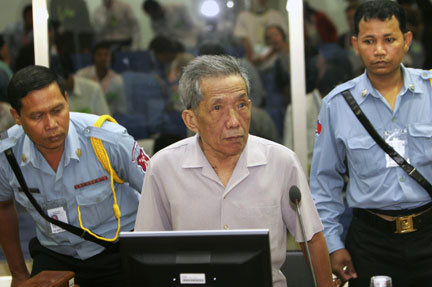 Kaing Guek Eav, alias Duch, lors de son avant-procès à Phnom Penh le 5 décembre 2008.(Photo Reuters)