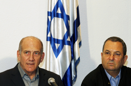 Le Premier ministre israélien Ehud Olmert  (G) et Ehud Barak, le ministre de la Défense à Tel Aviv, le 27 décembre 2008. (Photo : Reuters)
