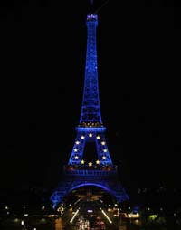La Tour Eiffel s'est illuminée aux couleurs de l'Europe à l'occasion du début de la présidence française de l'UE, le 1er juillet 2008.(Photo : MAEE, F. de La Mure)