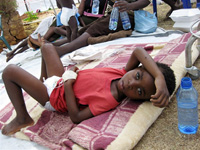 Cet enfant de quatre ans est hospitalisé dans un centre de réhydratation des malades du choléra à Musina, à la frontière entre l'Afrique du Sud et le Zimbabwe, le 11 décembre 2008.(Photo : AFP)