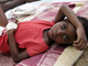 Cet enfant de quatre ans est hospitalisé dans un centre de réhydratation des malades du choléra à Musina, à la frontière entre l'Afrique du Sud et le Zimbabwe, le 11 décembre 2008.(Photo : AFP)