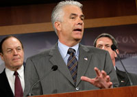 Les sénateurs républicains, dont John Ensign (c) et Richard Shelby (g), ont voté contre le projet de loi le 10 décembre 2008.(Photo : AFP)