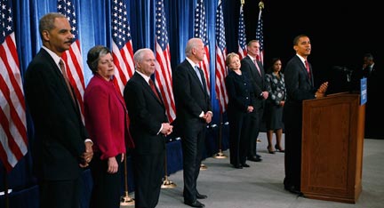 L'équipe chargée de la sécurité nationale du président élu Barack Obama : (de g à d) Eric Holder, Janet Napolitano, Robert Gates, Joe Biden, Hillary Clinton, James Jones et Susan Rice.(Photo : Reuters)