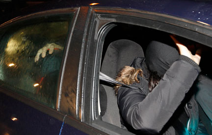 A l'arrière de la voiture de police, Aitzol Iriondo Yarza, alias Gurbitz, le nouveau chef présumé de l'ETA, qui arrive au commissariat de Bayonne, le 8 décembre 2008.(Photo : Reuters)